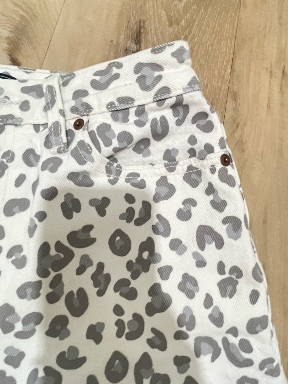 Abercrombie & Fitch Leopard Print mom Jeans - Picture 6 of 10